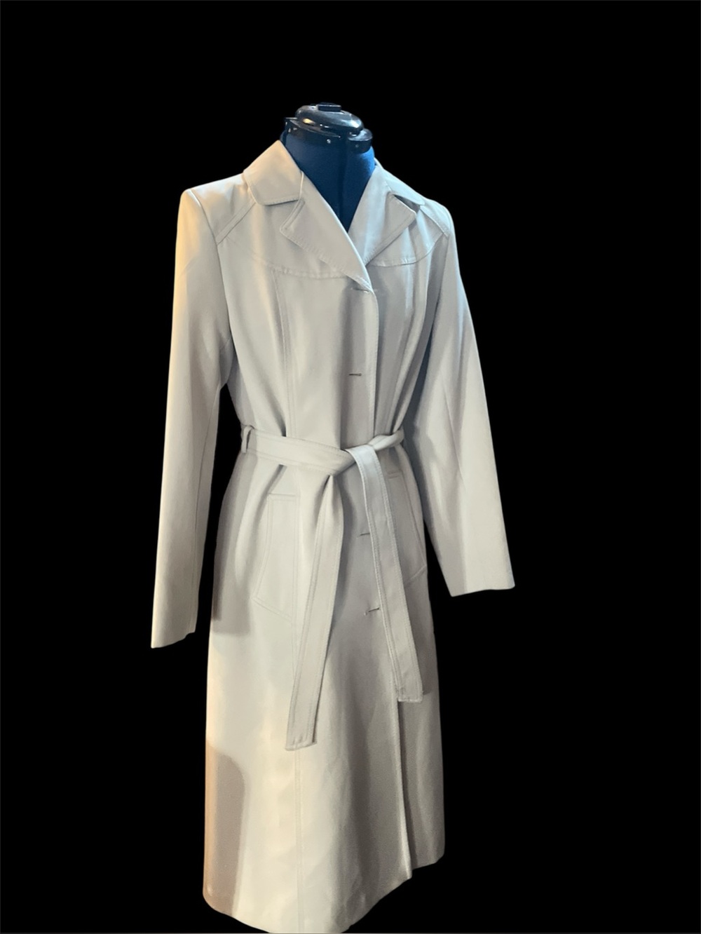 perfect
condition women’s trench coat.  Made in Hong Kong. off white/cream